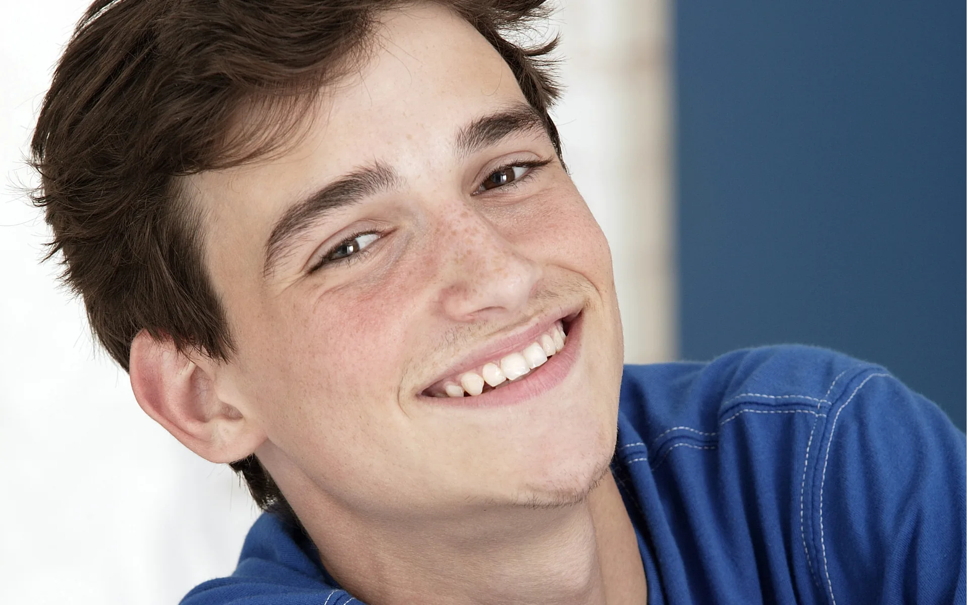 Adolescent souriant après sa consultation de contrôle