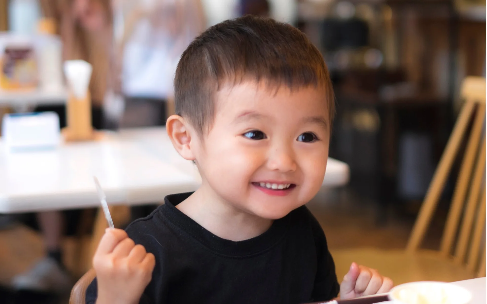 Jeune enfant souriant lors de sa première visite à la clinique
