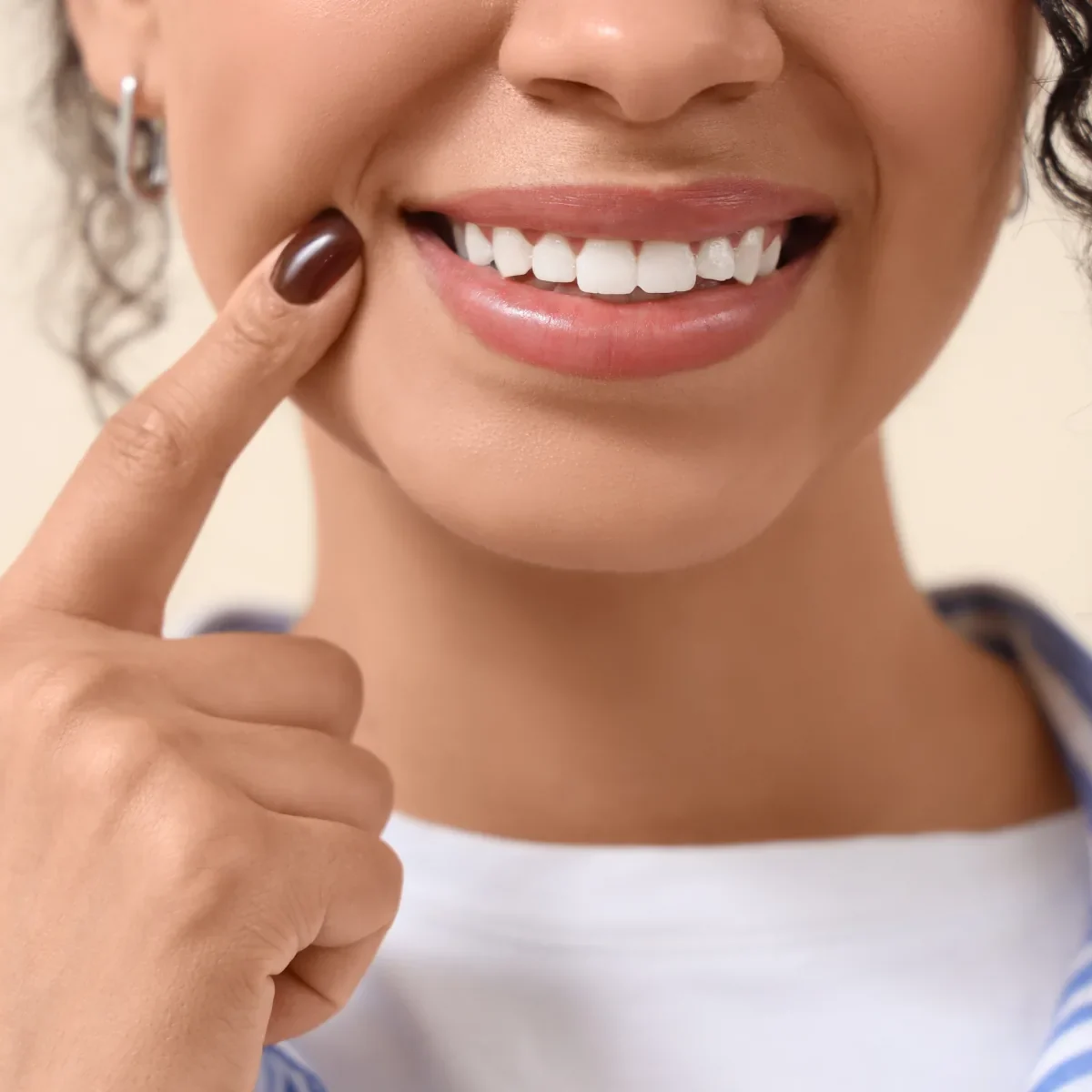 Dents de sagesse, une patiente désigne le fond de sa mâchoire