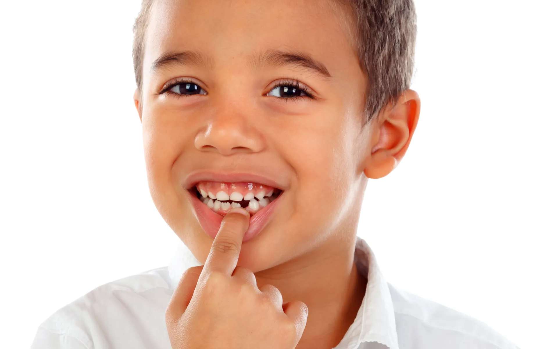 Enfant portant un appareil dentaire, examiné en consultation d’orthodontie