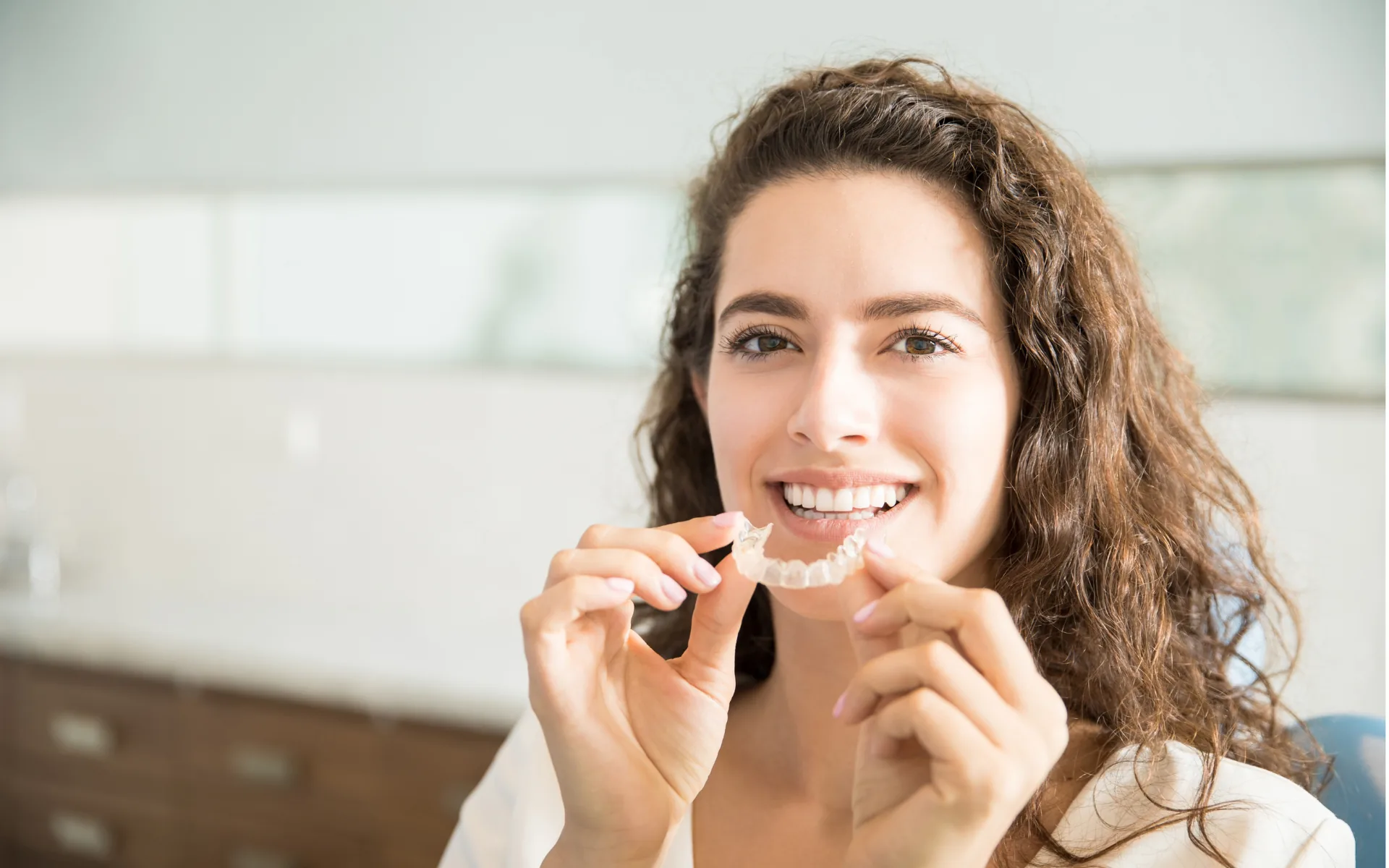 Patiente présentant son aligneur invisible, sourire aligné