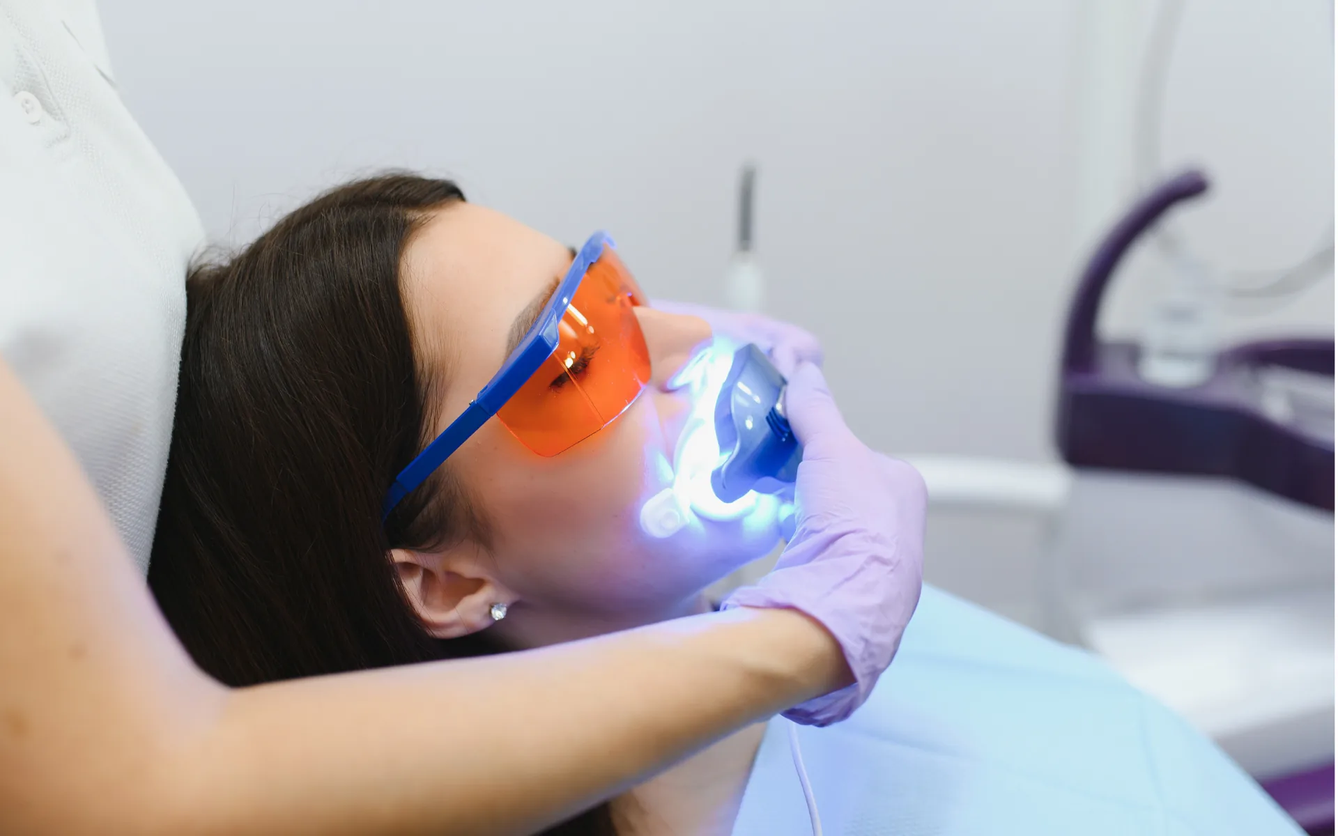 Blanchiment au fauteuil, la lampe d’activation dirigée vers les dents protégées